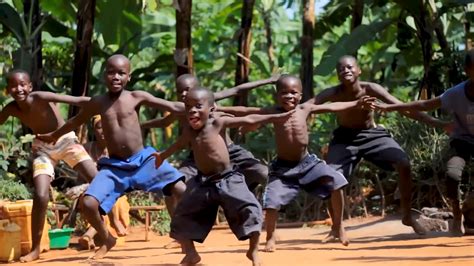  Bogadirejo: Un Baile Enérgico Entre Ritmos Afrobeats y Melodías de Jazz Latino